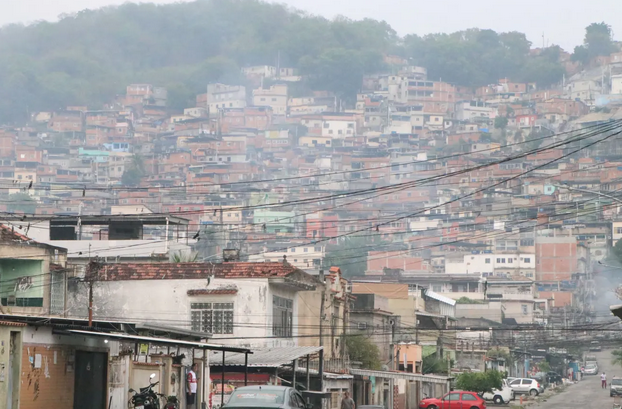 Caos no Rio de Janeiro: confronto entre polícia e traficantes do Comando Vermelho