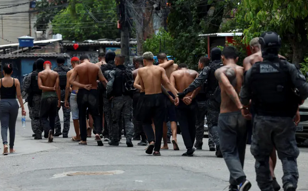 Caos no Rio de Janeiro: confronto entre polícia e traficantes do Comando Vermelho