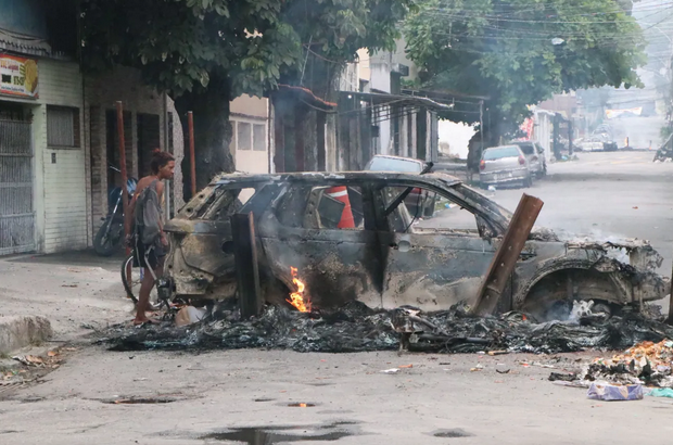 Caos no Rio de Janeiro: confronto entre polícia e traficantes do Comando Vermelho