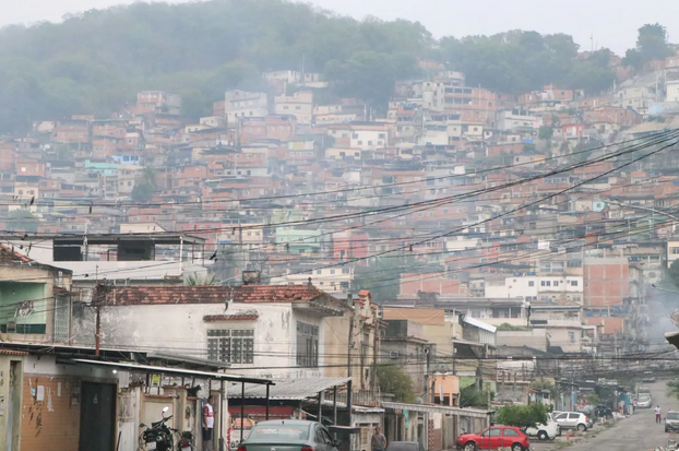 Caos no Rio de Janeiro: confronto entre polícia e traficantes do Comando Vermelho