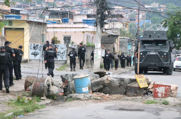 Caos no Rio de Janeiro: confronto entre polícia e traficantes do Comando Vermelho