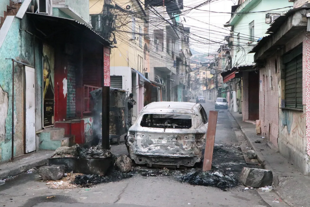 Caos no Rio de Janeiro: confronto entre polícia e traficantes do Comando Vermelho