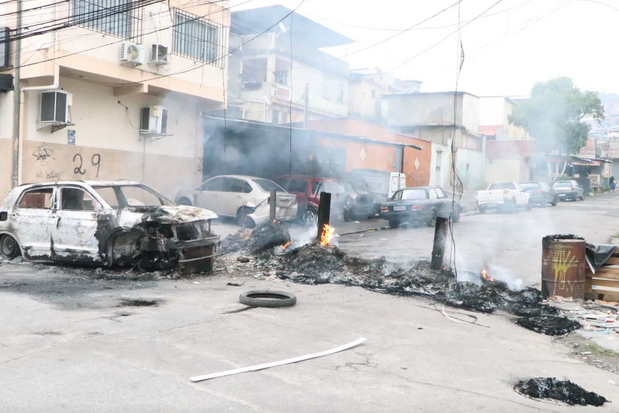 Caos no Rio de Janeiro: confronto entre polícia e traficantes do Comando Vermelho