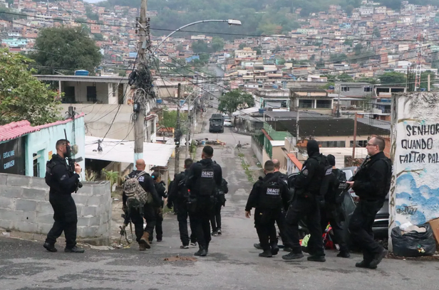 Caos no Rio de Janeiro: confronto entre polícia e traficantes do Comando Vermelho